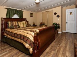Room in BB - Pleasant Days Bb Tropical Master Suite, hotel económico em Homosassa