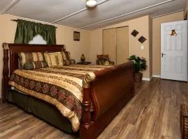 Pleasant Days Lodging Tropical Master Suite