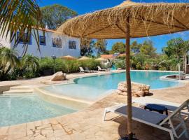 Superbe villa avec piscine en algarve โรงแรมในอัลกอซ
