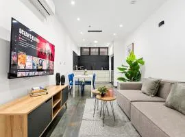 Fresh new place, central w Bomb Shelter right next to the beach M3