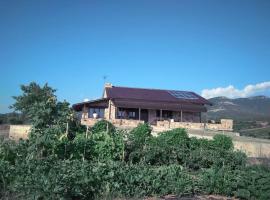 Spacious rustic country house with sea view, hotel-fazenda em Maronia