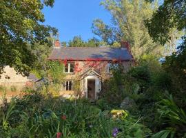 Dog friendly cottage with woodland & lake, apartment in Helston