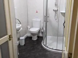 Kingswinford Guest House with Free Parking