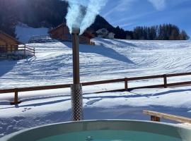 Ski in out Swiss Alps Chalet Charelle by Jolidi, parkimisega hotell sihtkohas Nendaz