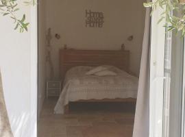 chambre indépendante avec jardin privatif, hôtel à La Londe-les-Maures