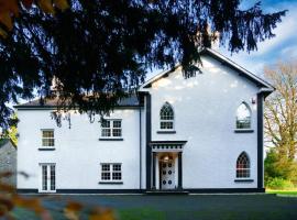 Ty Bledrws - family retreat near the Cardigan Bay coast, feriebolig i Llangybi