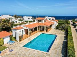 LA CALMA Espectacular villa con jardín y piscina en Menorca, family hotel sa S'Algar
