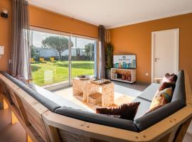 Beachfront Villa In Esposende: Esposende şehrinde bir otel