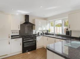 Spacious 5 bed Sunninghill with driveway parking, hotell i Ascot