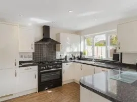 Spacious 5 bed Sunninghill with driveway parking