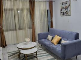Bel appartement neuf et meublé avec parking gratuit, hotel med parkering i Douala