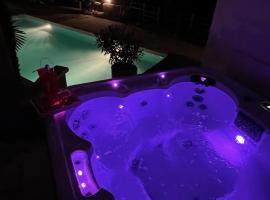 Chambre au calme avec spa privatif gratuit sud aveyron les palmiers des causses, hôtel à Saint-Rome-de-Tarn