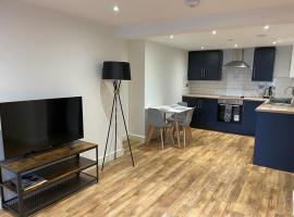 Newly rennovated 1-bedroom serviced apartment, walking distance to Hospital or Train Station, leilighet i Newport