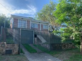 Chalet frente al Balneario, cottage in Villa Carlos Paz