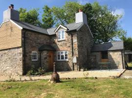 Hallgarden Farmhouse, holiday home in Otterham