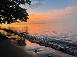 Borbon's Treehouse By the Sea โรงแรมราคาถูกในมัมบาเฮา