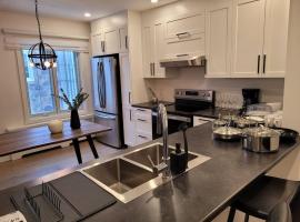 Free Parking, Beautiful 4 1/2-2 BR apartment, hotel near Cartier Arena, Montreal