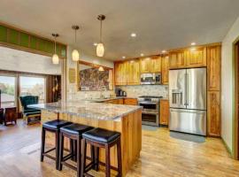 Mountain View Retreat in Nampa! Million dollar views from the panoramic windows, 6 bedrooms! Sleeps 14! Have your wedding or family reunion or retreat here on our hillside, Hotel in Nampa
