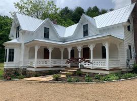 1878 Victorian Farm House near Asheville, hotel en Leicester