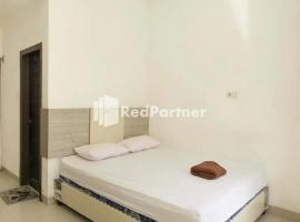 Radja Homestay Mitra RedDoorz, hotel a Pipulu