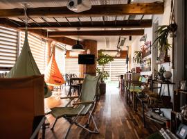 365BASE outdoor hostel, hotel v destinaci Hamamacu