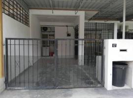 D'Haja 17 KLIA SEPANG with 2 Airconds & Wi-Fi, hotel v mestu Banting