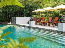 Thalassa Dive & Wellbeing Resort Manado, hotel com estacionamento em Manado