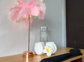 GCASH - Taal cozy private homestay with PRIVATE attached bathroom in General Trias - Pink Room, готель, де можна проживати з хатніми тваринами у місті General Trias