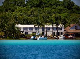 The Yak Lake House - Hostal, hótel í Bacalar