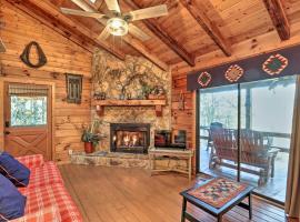 High Country Cabin with Fire Pit and Hot Tub!, hotel in Mineral Bluff