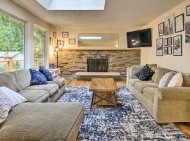 Classic Woodinville Escape Near Wineries, vacation home in Woodinville