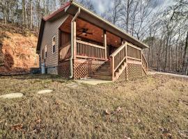 Cozy Waverly Cabin with Fireplace and Deck!, villa em Waverly