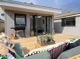 Seaside Bungalow for 6 Close to Village & Beach, casa vacacional en East Wittering