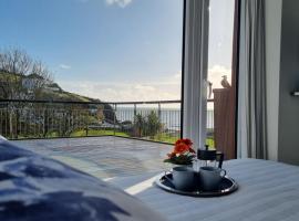 May View - Luxury Sea View Apartment - Millendreath, Looe, casa de férias em Looe