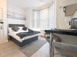 Central London Luxury Studios Fulham Close to Underground Newly Refurbished, hotel near Parsons Green, London