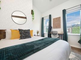 HostWise Stays - The Larryville - Amazing Bathroom, Perfect Location, Custom Build, отель в Питтсбурге