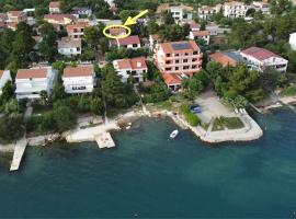 Apartmani Lana, 40 metara do mora, Seline (4+1), hotel in Seline