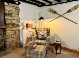 China Cottage - Quaint, Cosy, Cotswolds Retreat, hotel with parking in Charlbury