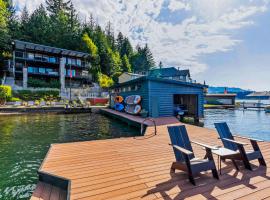 Summit Lake Luxury Retreat, loma-asunto kohteessa Kamilche