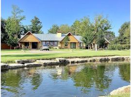 Grand Lake Reunion House-Community pool, hot tub, lake access, villa í Vinita