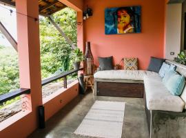 Casa Del Arte - rooms with private and shared bathrooms، بيت عطلات شاطئي في Playa Maderas