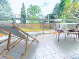 Voiron centre, grande terrasse, parking, calme, cheap hotel in Voiron