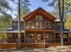 Brand New Hidden Haven Lodge 4 Bdrm,5 and half Bth, Huge outdoor area, Hot tub