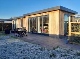 Luxe 5 persoons bungalow op rustig vakantiepark nabij Leeuwarden, ξενοδοχείο σε Dronrijp