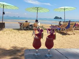 Koh Yao Noi Beach Resort, hotel sa parkingom u gradu Ko Jao Noi