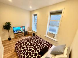 Elegant Private Room close to Manhattan! - Room is in a 2 bedrooms apartament and first floor with free street parking, pet-friendly hotel in Long Island City
