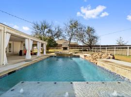 Farmhouse getaway with 3-acres of land, hotel met parkeren in Sachse