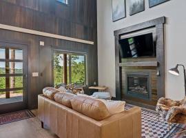 High Mountain Rustic Cabin Hot Tub Game Loft, chalet di Lead