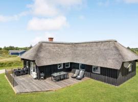 Awesome home in Vejers Strand with Sauna, WiFi and Private swimming pool, villa en Vejers Strand