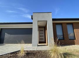 New 5-BRM Rental House Free Parking Wifi @Melton, vacation home in Melton South